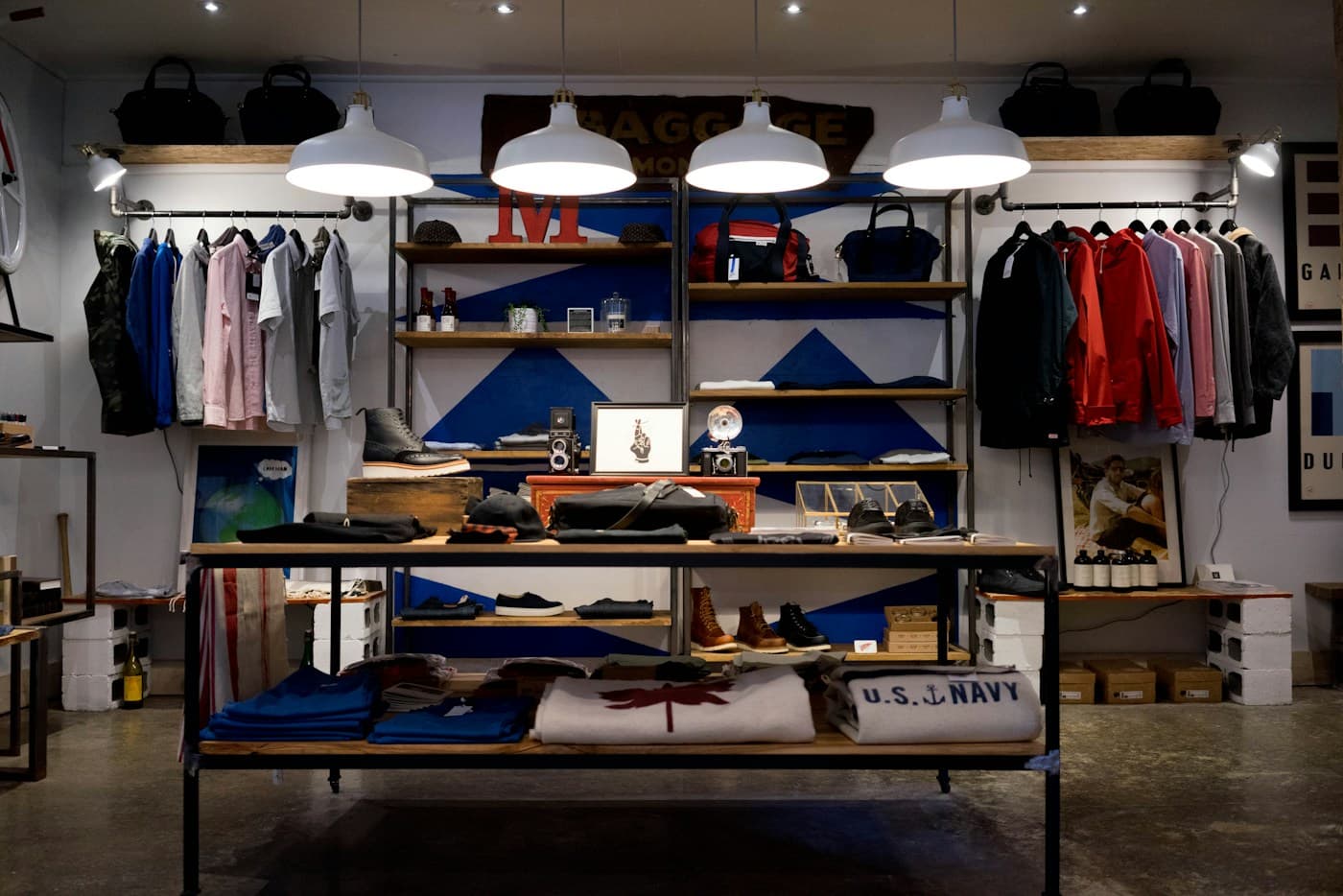 Produtos cuidadosamente apresentados em uma boutique
